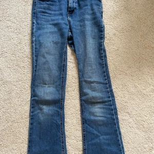 Bootcut jeans - Långa bootcut jeans från only. Har slitage längst ner därav det billiga priset men syns inte så mycket när dom sitter på.