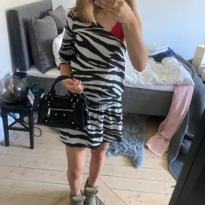 One sholder kort  klänning  - Klänning med en arm i storlek xxs band till Axel utan arm kommer med nyskick ❤️