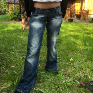 Lågmidjadebootcutjeans  - Jätte snygga lågmidjade mörkblå bootcut/utsvängda jeans med coola fickor och broderi detaljer från märket CROSS. Storleken står inte men passar som S/XS, pris går att diskutera ❤   Mått:  Midja- 35cm  Innerbenslängd- 83cm  Total längd- 100cm  