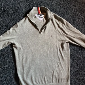 Tommy Hilfiger halv zip - Hej! Jag säljer min Tommy Hilfiger halv zip som jag knappt har använt då den är lite för stor för mig. Den är i väldigt gott skick utan några defekter. Tveka inte på att skriva till mig vid minsta fundering.