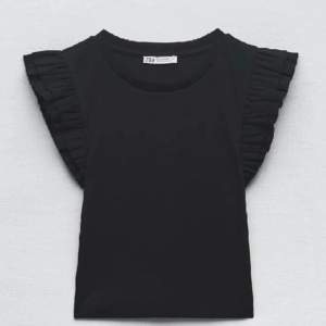 En fin svart volang topp från Zara!❣️Nästan aldrig använd och i bra skick!☺️