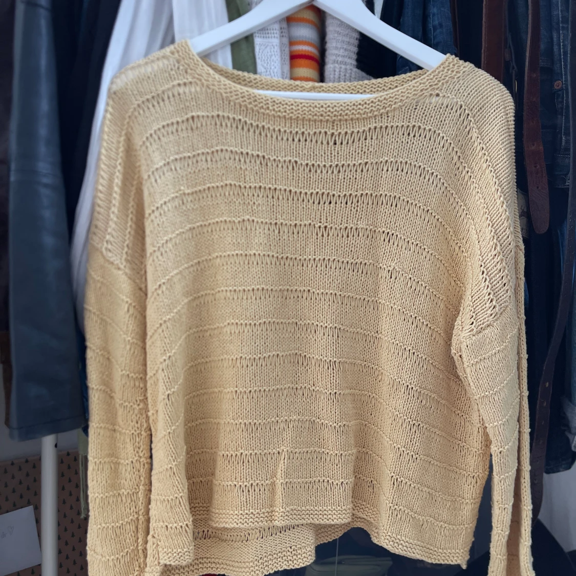 Gul stickad tröja - 90