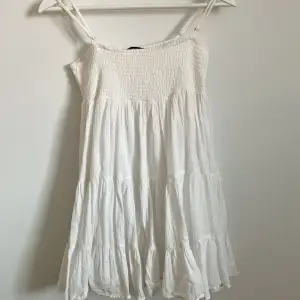 Säljer nu min jättegulliga volangklänning från zara då den är lite liten för mig!💘 den är i fint skick och säljs inte längre. Perfekt till skolavslutningen!❤️❤️
