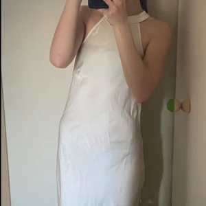 Långklänning vila - Långklänning från vila, fin till bal eller liknande, strl 36 men passar 34. Köpte på sellpy så tyvärr någon fläck vid armhålan, samt något litet vid halsen (se bilder).