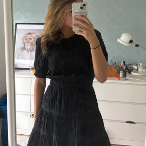 Svart Zara klänning - Söt oanvänd klänning från zara💕