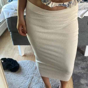 Zara kjol - Säljer denna vita kjol ifrån zara i storlek M men sitter som S