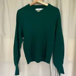 En mörkgrön stickad tröja i fin kvalite från Åhléns. Inga defekter, storlek 38. Kontakta vid intresse eller för mer info:)