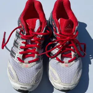 Röda och vita Adidas responsable stability 5, storlek 37,5 dam. Inte så använda, lite slitage i skon men inget som är fel eller påverkar skorna.  Hör av dig för mer info eller bilder! 💕