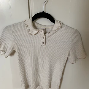 Jättesöt zara topp - En jättesöt zara topp med skimrande knappar. Har detaljer i ärmar och krage. Använd fåtal gånger. Pris kan diskuteras💗