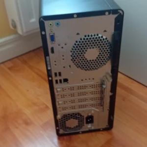 HP stionär dator  - Jätte bra kvalite, funkar perfekt, färg svart, orginalpris 8345kr, har ingrn box eller kvitto, alla delar ingår, gratis leverans 