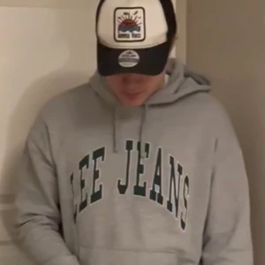 Lee Jeans Hoodie Seasonal - Grey Meleange - Grå Lee Jeans hoodie med grön logga, mycket eftertraktad då den är slutsåld nästan överallt. Köpt i somras för 799 SEK. Helt nyskick, som ni kan se så är till och med lappen kvar, har aldrig använt den. Först bilden är ifrån tik tok. Mvh Marcus