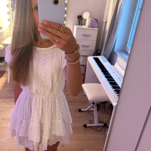 Skolavslutnings klänning❣️ - Jätte fin klänning som jag endast använt 1 gång och det va förra året så den är i nyskick❣️ Säljer pågrund av att den är för liten och storleken är i S men skulle säga att den är i XS🙌🏼 