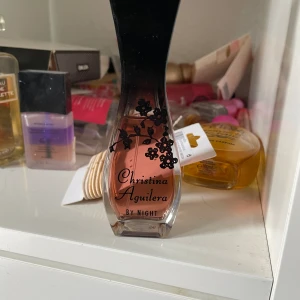 Christina Aguilera parfym - Parfym från Christina agiluera. Se bild hur mke som är använt. Nypris ca 250?