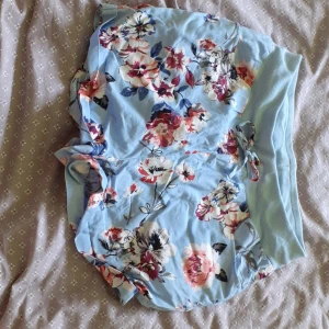 Linne kortbyxor  - Ett par blommiga kortbyxor i linne tyg. Inga hål ellet fläckar, säljer på grund av att det inte är min stil eller sitter bra på mig.