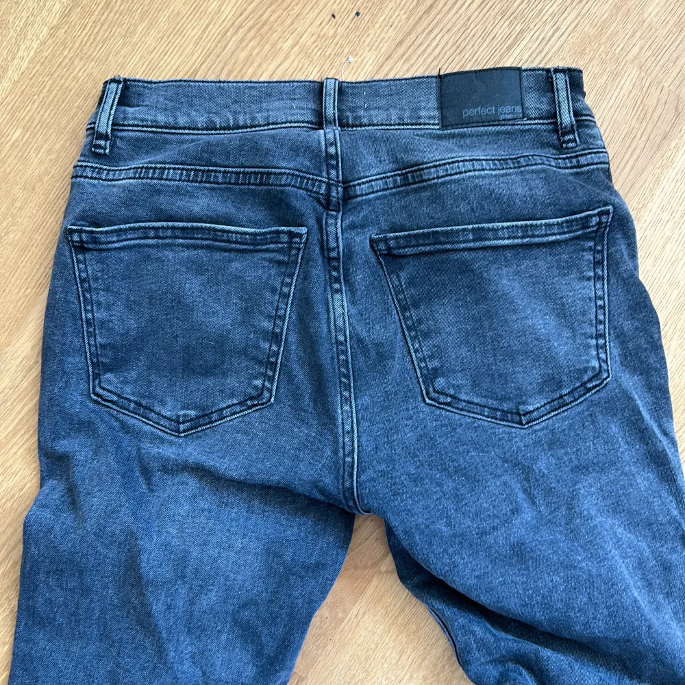 Low waist bootcut jeans som är superfina men har lite slitningar vid hälen, inget större💗. Jeans & Byxor.