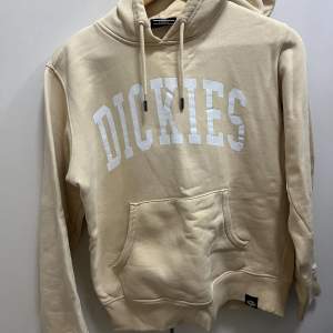 En Dickies hoodie som ej kommer till användning längre. Storlek XS. Utan några defekter. Priset går självklart att diskutera vid snabb affär.