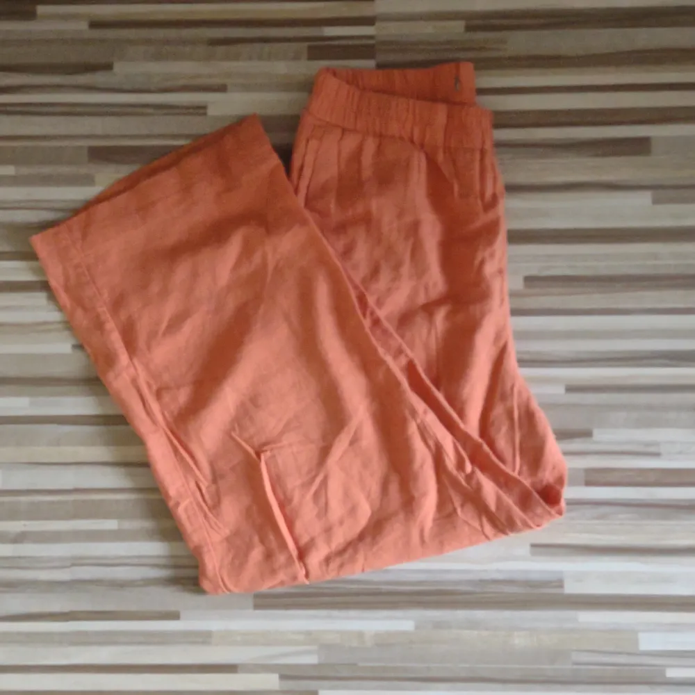 Oranga byxor i ca storlek XS 💕  Kolla gärna in mina andra annonser för fler snygga kläder 💕  . Jeans & Byxor.