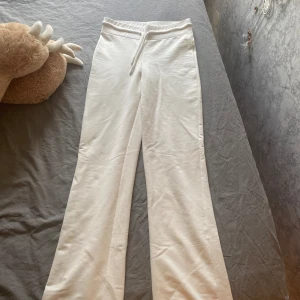 Lager 157 byxor - Byxorna är endast använda en gång då dem är något för korta för mig som har långa ben. Det är storlek xs och dem är i superbra skick. Skriv för mer info eller fler bilder.