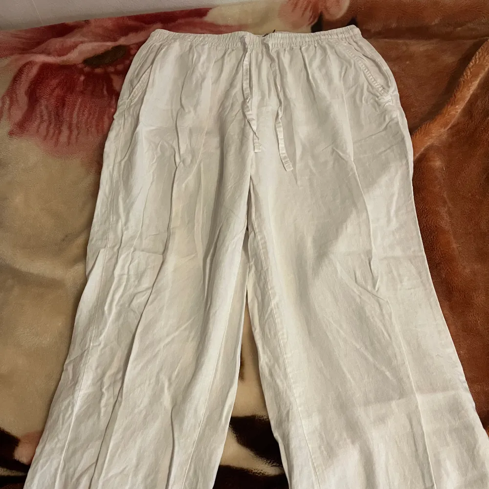 Vita linnebyxor från lager 157 som tyvärr är för stora❤️ storlek M, ALDRIG använda. Helt nyskick! . Jeans & Byxor.