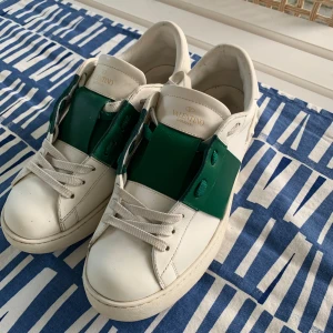 Valentino open skor - Säljer dessa valentino open i färg grön - skick: 9/10 - storlek: 40 - har ej kvitto