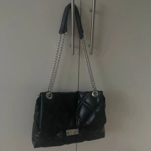 Svart handväska - Jättefin justerbar väska från Stradivarius, stort utrymme❤️ Finns även ett fack i väskan samt att reglera kedjan