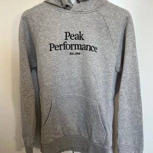 Peak performance  - Peak performance hoddie grå. Storlek S. En hoddie i gott skick och nytvättad.