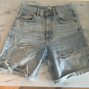 Långa shorts från Gina tricot - Långa shorts från ginateicot i storlek 36, använd ett fåtal gånger, fint skick 