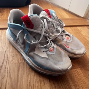 Nike Kyrie 5 low - Säljer på grund av ingen användning längre. Köpta på stockX för 2500:- Ingen mer skada än den på bild två. Funkar som vanligt. Box ingår