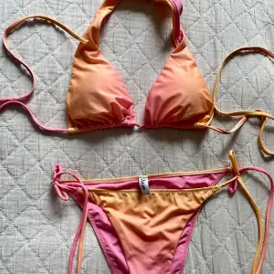 Helt oanvänd superfin bikini från Etam. Vadderad, storlek vet jag inte men skulle tippa S. Köptes för 600/700 kr i Frankrike. Det är inte räfflat material, det är kameran som ser ut så! 🥲 skriv för fler bilder 💘