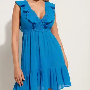 Säljer denna populära blåa klänningen ifrån Calzedonia. Tyvärr har jag klippt bort lappen då jag tyckte att den skavde. Men vet säkert med mig att den är i storlek S.🩷Klänning är i väldigt tunt och skönt material, perfekt till sommaren!