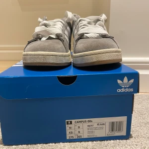 Adidas campus 00s - Säljer ett par adidas campus 00s i storlek 43 1/3. Fint skick. Box medföljer. Köparen står för frakt.