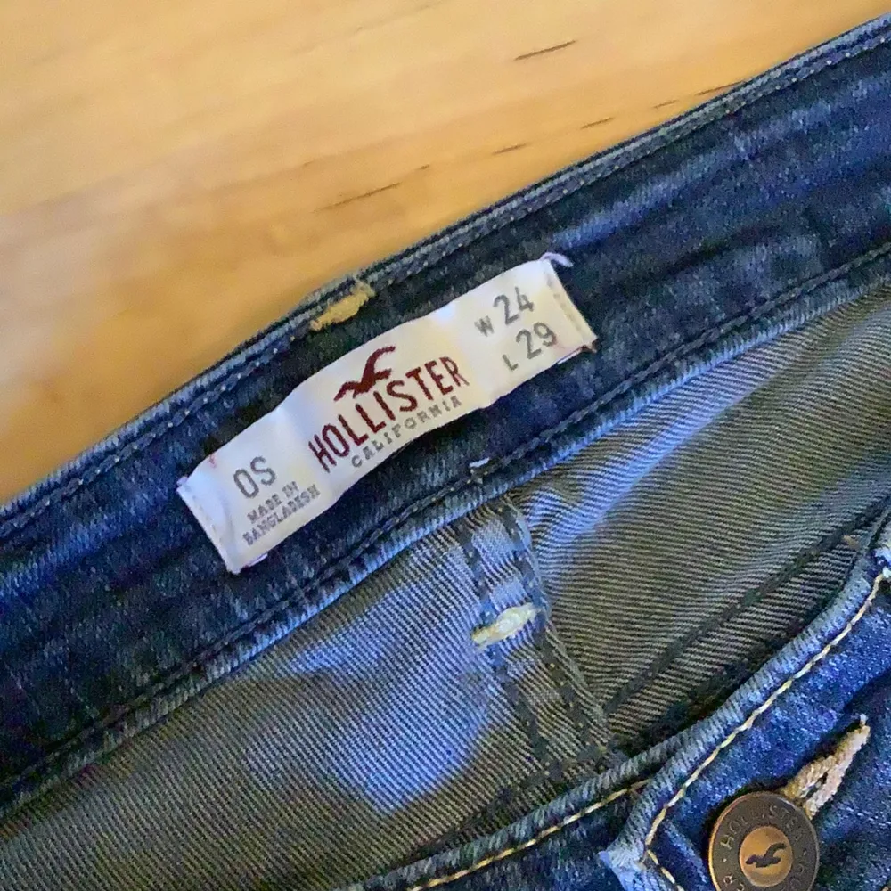 Ett par mörkblå skiny jeans från hollister. Kommer tyvärr inte till användning🌸 strl W24 L29. Skriv prisförslag privat🌸 skriv för fler bilder eller vid funderingar🌸🌸. Jeans & Byxor.