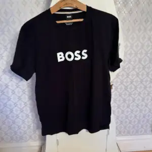 Boss tshirt st xl , som ny köpte på Nk 