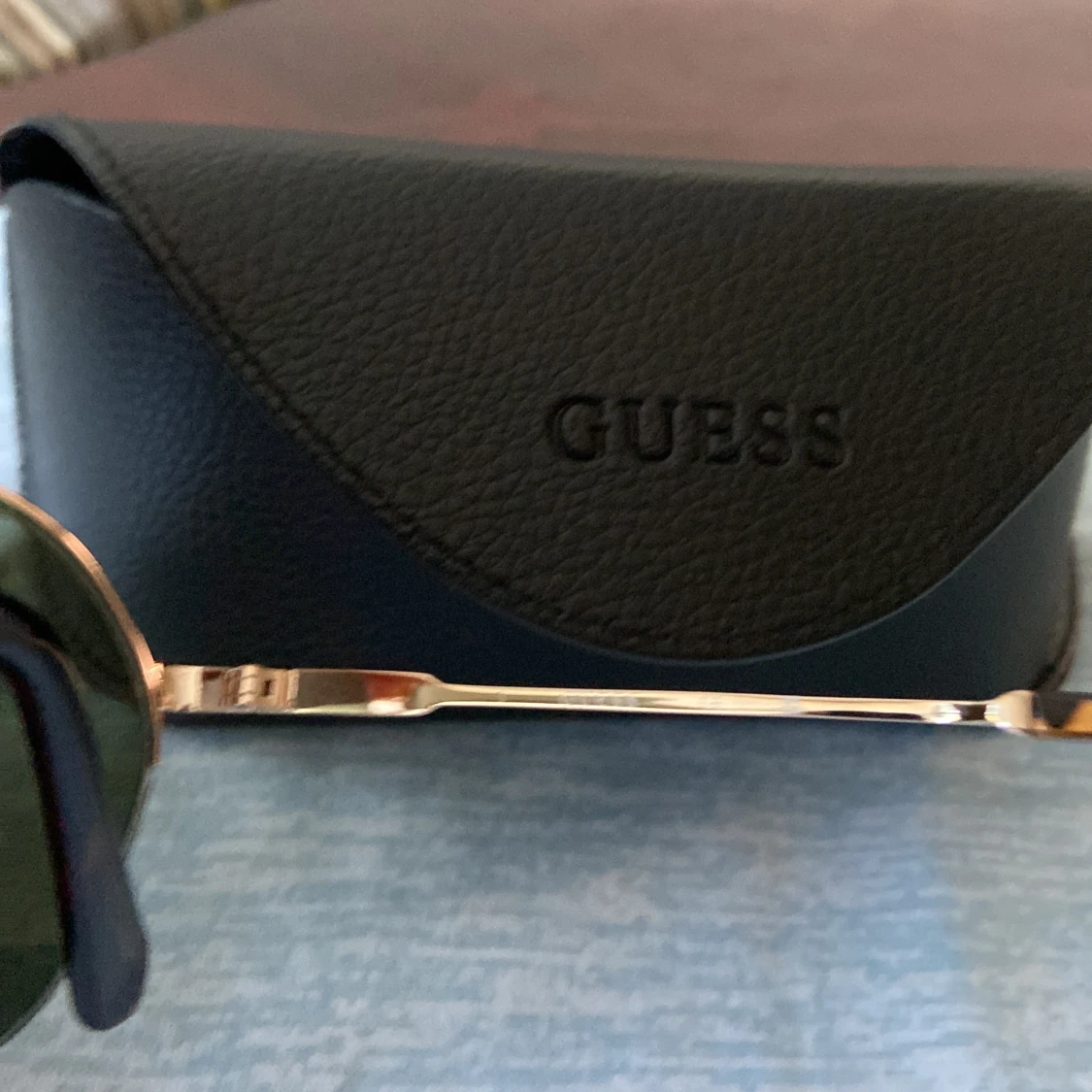 Nästan oanvänd original GUESS solglasögon  - 93