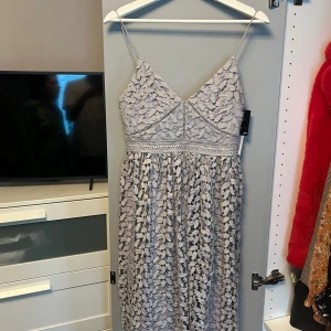 Nelly klänning! - Helt ny Nelly klänning med prislappen kvar! Storlek 36! Fraktas samma dag! Hör av dig vid frågor!