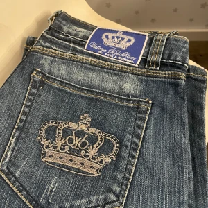 Low waist bootcut jeans  - Victoria Beckham for rock & republik lågmidjade jeans! Helt nya och skitsnygga men tyvärr inte min storlek längre 😔💕  Verkligen dröm jeans! Skriv för fler bilder/frågor och pris kan diskuteras, kan sänkas!  Nypris 1400kr nu 900kr❤️ 