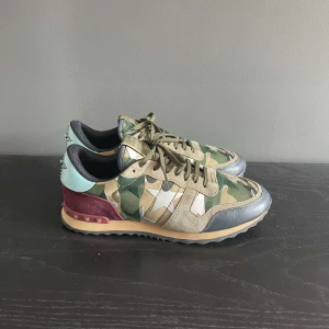 Valentino rockrunners  - Ritkigt feta valentino rockrunners i nyskick, använda endast 1 gång✨ storlek 43👏   Skriv vid frågor eller funderingar 