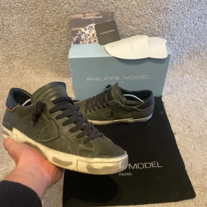 Philippe model skor - Säljer dessa feta Philippe model skor i storleken 42. De är i en fet grön färg samt att de är i skick 8,5/10. Vid minsta lilla fråga är de ba att hojta!