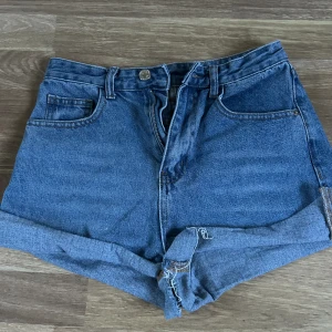 💙BLÅ JEANSSHORTS💙 - Super fina jeansshorts ifrån shein! 💙 Använda ganska många gångar (ej trasiga eller några fläckar). 💙 Dem är högmidjade och perfekt längd! 💙ordinarie pris: ca 100 kr