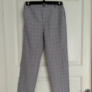 Stiliga kostymbyxor  - Väldigt fina kostymbyxor för en classy look, gråa med vit söm 