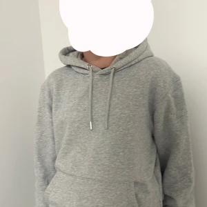 äkta mi amor hoodie - Säljer denna fina mi amor hoodien från Zalando, nypris 1500 inga tecken på användning, väldigt bra skick.