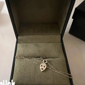 Maria Nilsdotter alien - SÖKER! det här Alien halsbandet från Maria Nilsdotter kontkatkha mig om ni har det! Kan köpa för dyrare än vad det kostar i vanliga fall🥰