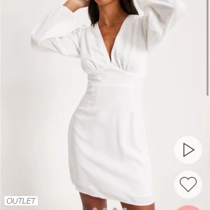 Klänning  - Säljer nu min studentklänning från Nelly! Jättefint skick