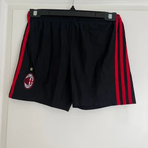 AC Milan shorts - Perfekta sport shorts från adidas, knappt andvänt 