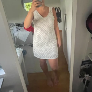 Virkad klänning - Naturvit klänning från zara🤍 knappt använd 