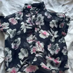 En jätte fin rosa blus jag vet inte vart den e köpt från men kan vara Kappahl/Hm jag vet inte vilken storlek men kan vara Xxs blusen är aldrig använd!❤️