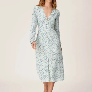 SÖKER!! Storlek 42! - Hej! Jag söker denna klänningen i storlek 42 så om det är någon som har den och vill sälja sin så kontakta mig! Jag säljer en i storlek 40.