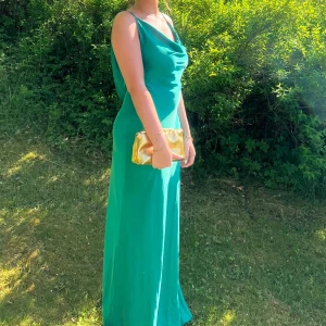 Rat&boa klänning - Säljer min fina balklänning! Endast använd en gång på min bal så som ny skick. Har sytt in den i midjan några få cm så passar även mig som är en S. Skriv för mer info osv!🪩köpte för 2700+tull.