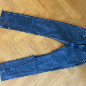 Easy 27/32 weekday - Jeans se färg på sista bilden. Gråa. 