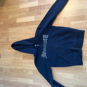 Momentu rhinestone hoddie - Tjena säljer min rhinestone då jag inte vill ha den mer. Sälja för 300kr nypris på denna ligger på 500kr. Bra skick nån fåtal Sten som saknas men ingen man märker av. Skriv vid fler frågor!